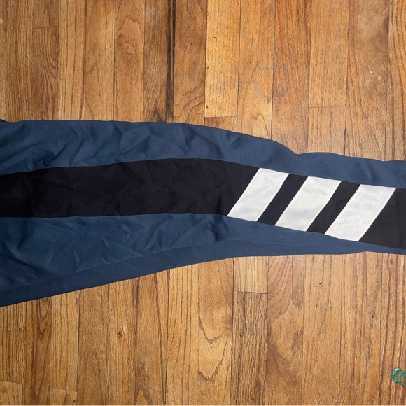 Insulated teal pant.thick material.Zip pocket closures.Blk panelon leg.women’s L - Picture 2 of 5